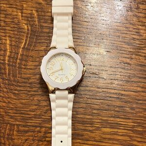 Stylish White and Gold Smartwatch